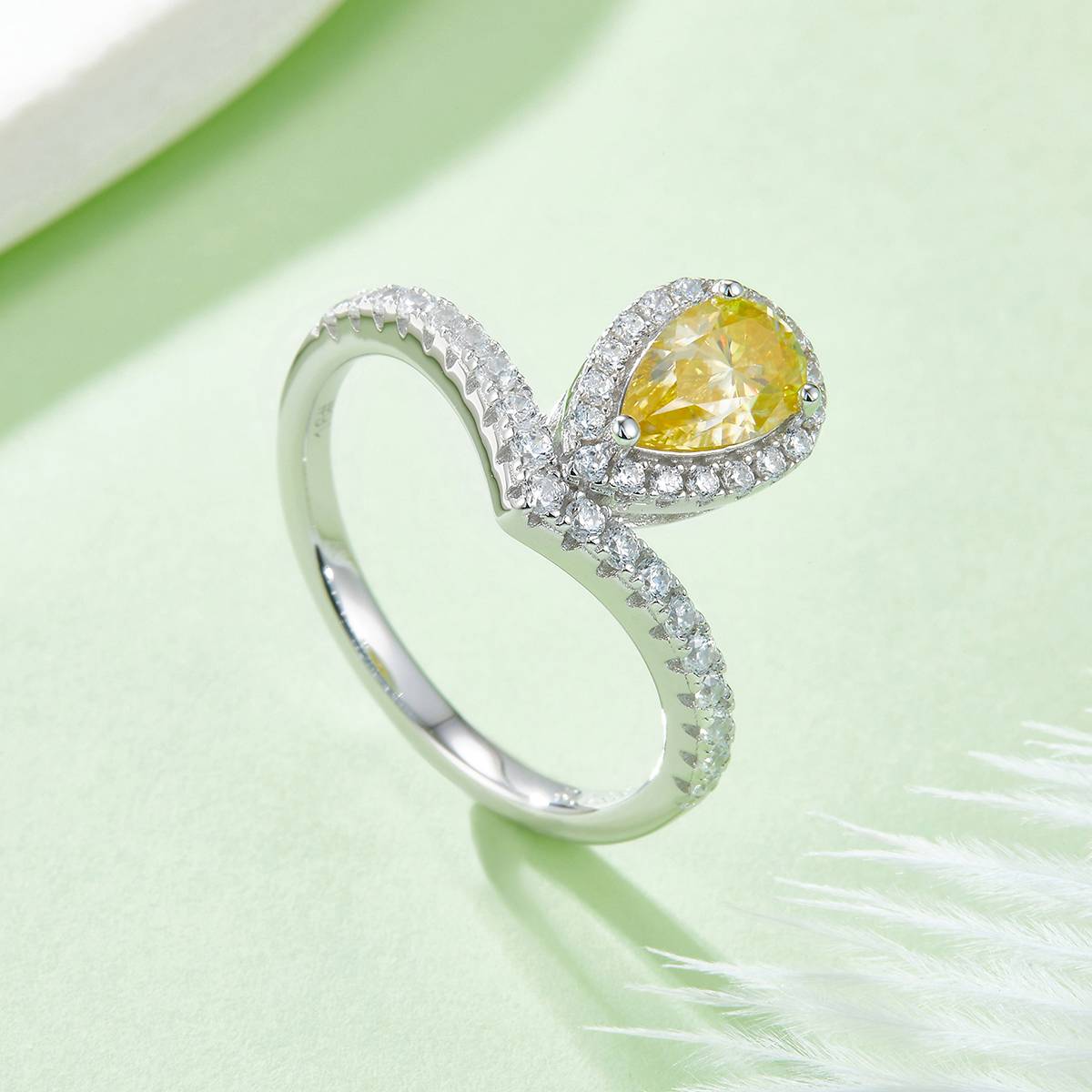 V-shaped minimalist water droplet S925 silver plated platinum colored moissanite diamond women's ring 1 carat D-grade
